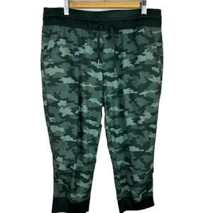 Kyodan Green Camouflage Capri Pants Large